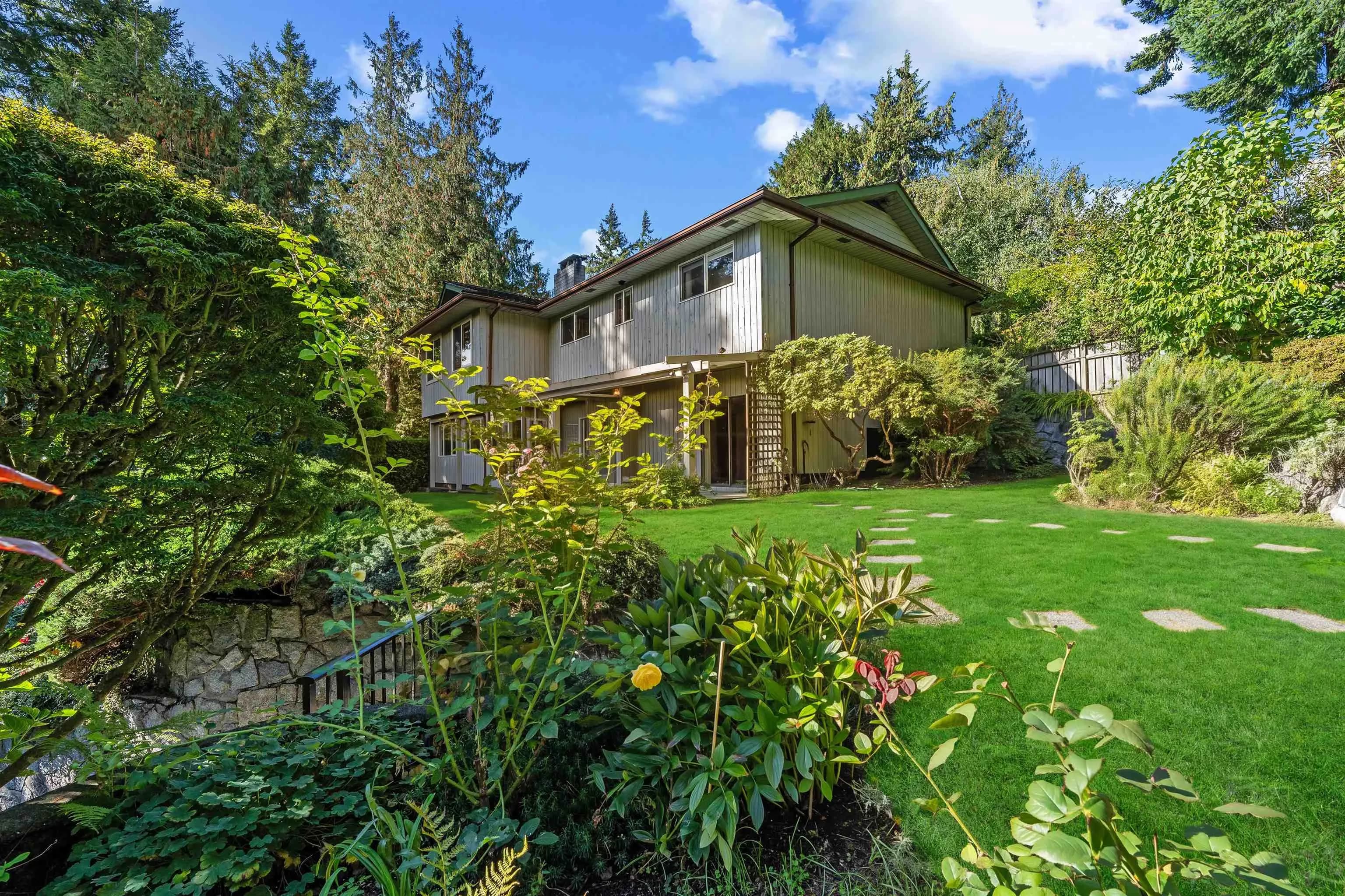 6250 Summit Avenue, West Vancouver, BC V7W 1Y2 — image 1