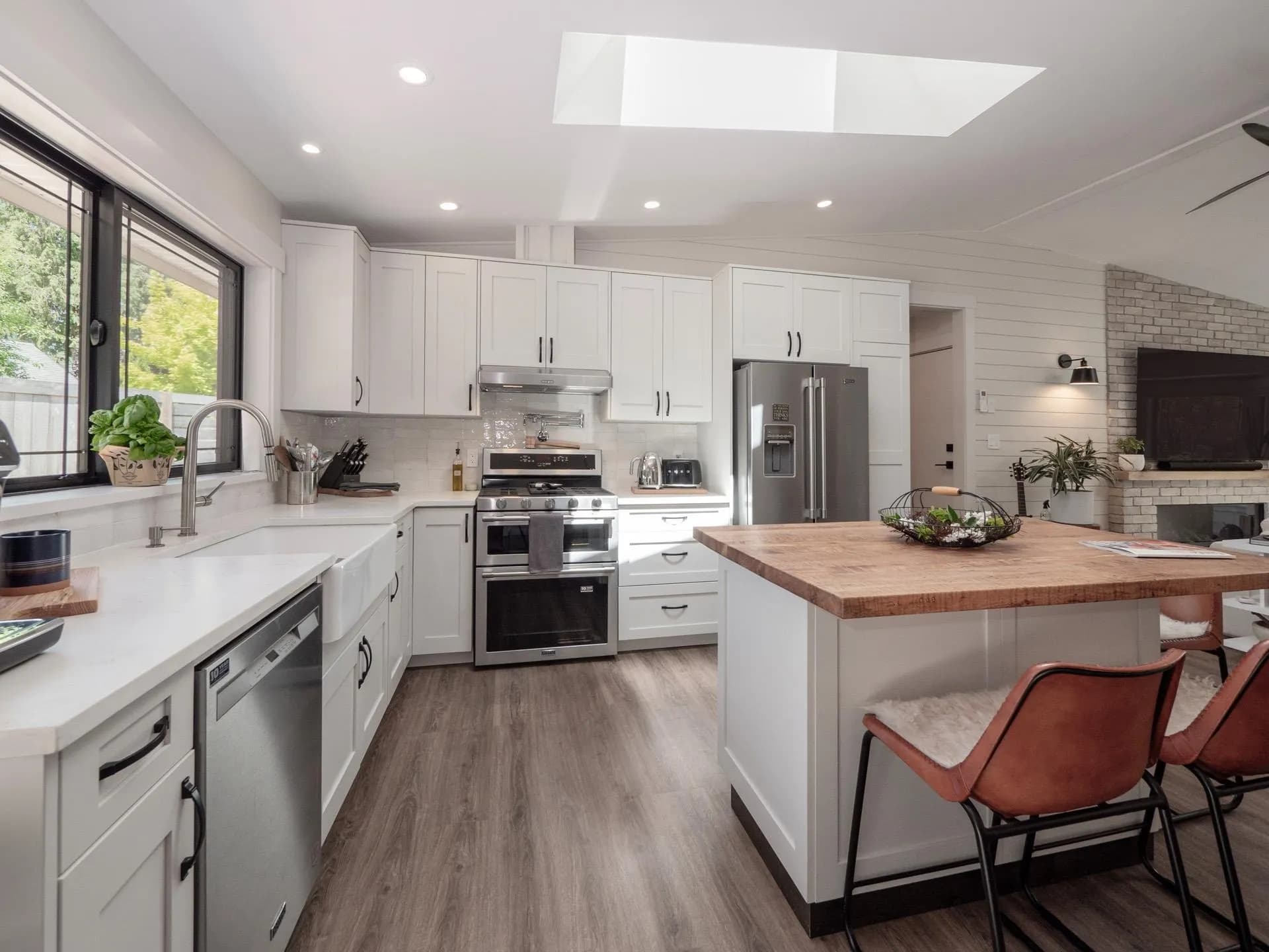 655 Dougall Road, Gibsons, BC V0N 1V8 — image 2