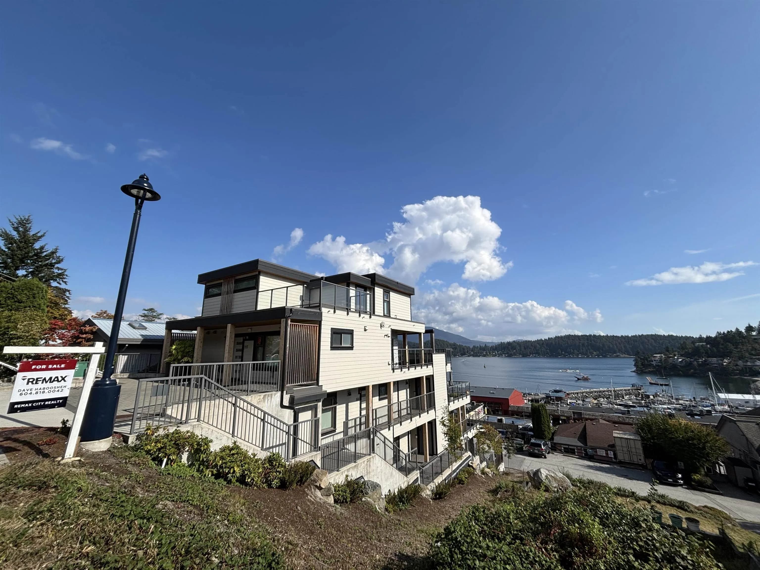 102 524 S Fletcher Road, Gibsons, BC V0N 1V0 — image 2