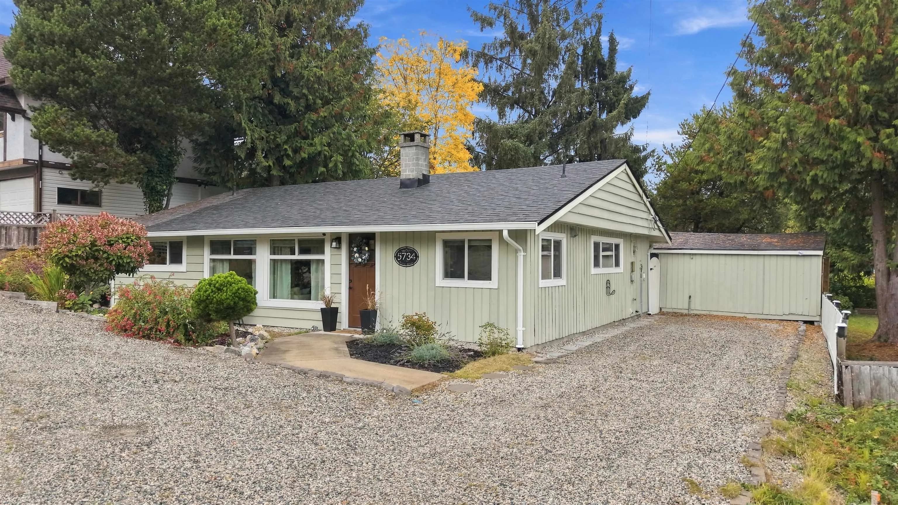 5734 Pebble Crescent, Sechelt, BC V0N 3A0 — image 2