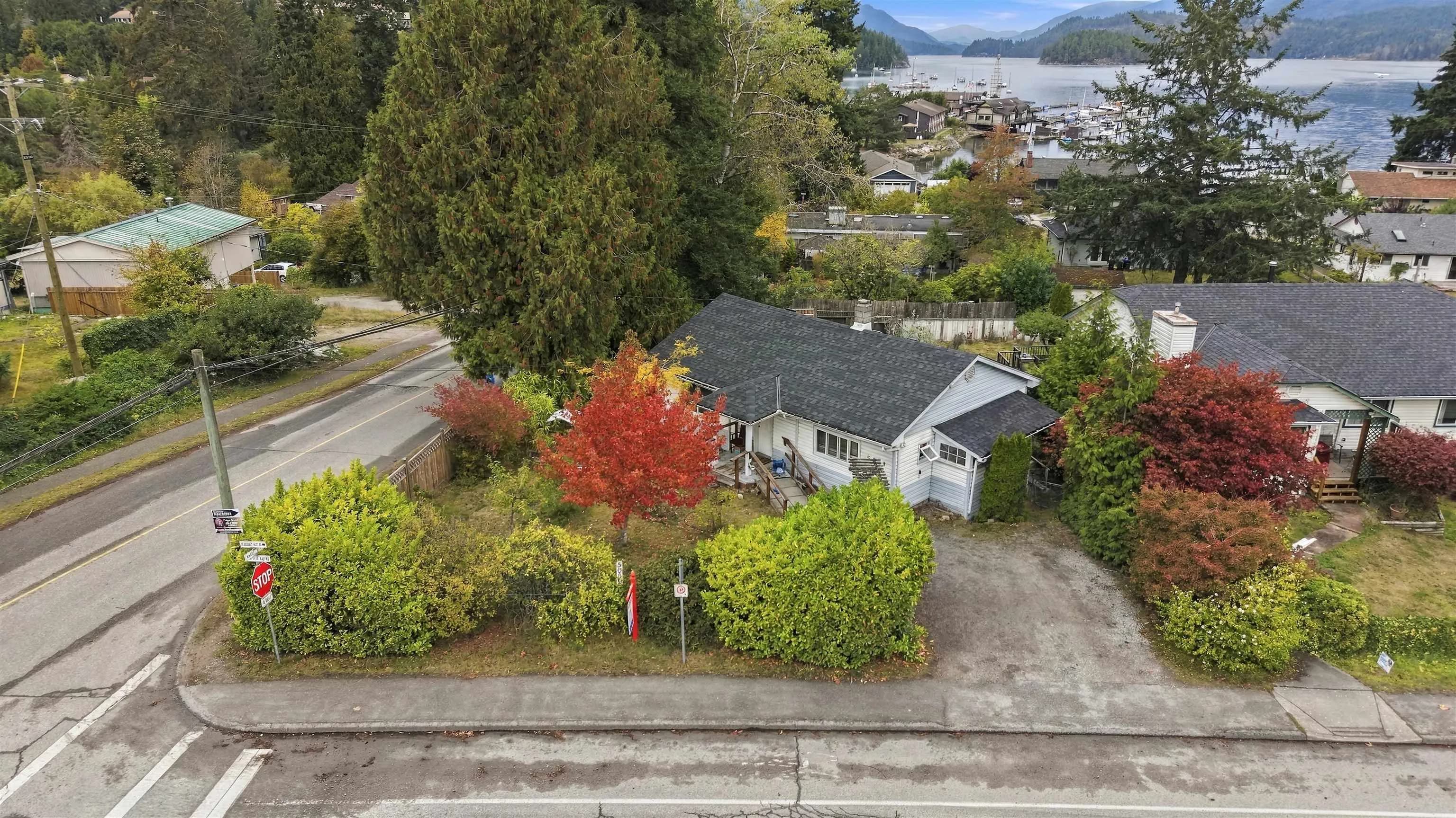 5689 Porpoise Bay Road, Sechelt, BC V0N 1V0 — image 1
