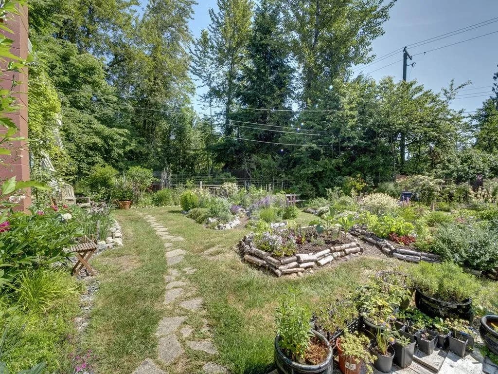 947 North Road, Gibsons, BC V0N 1V7 — image 23