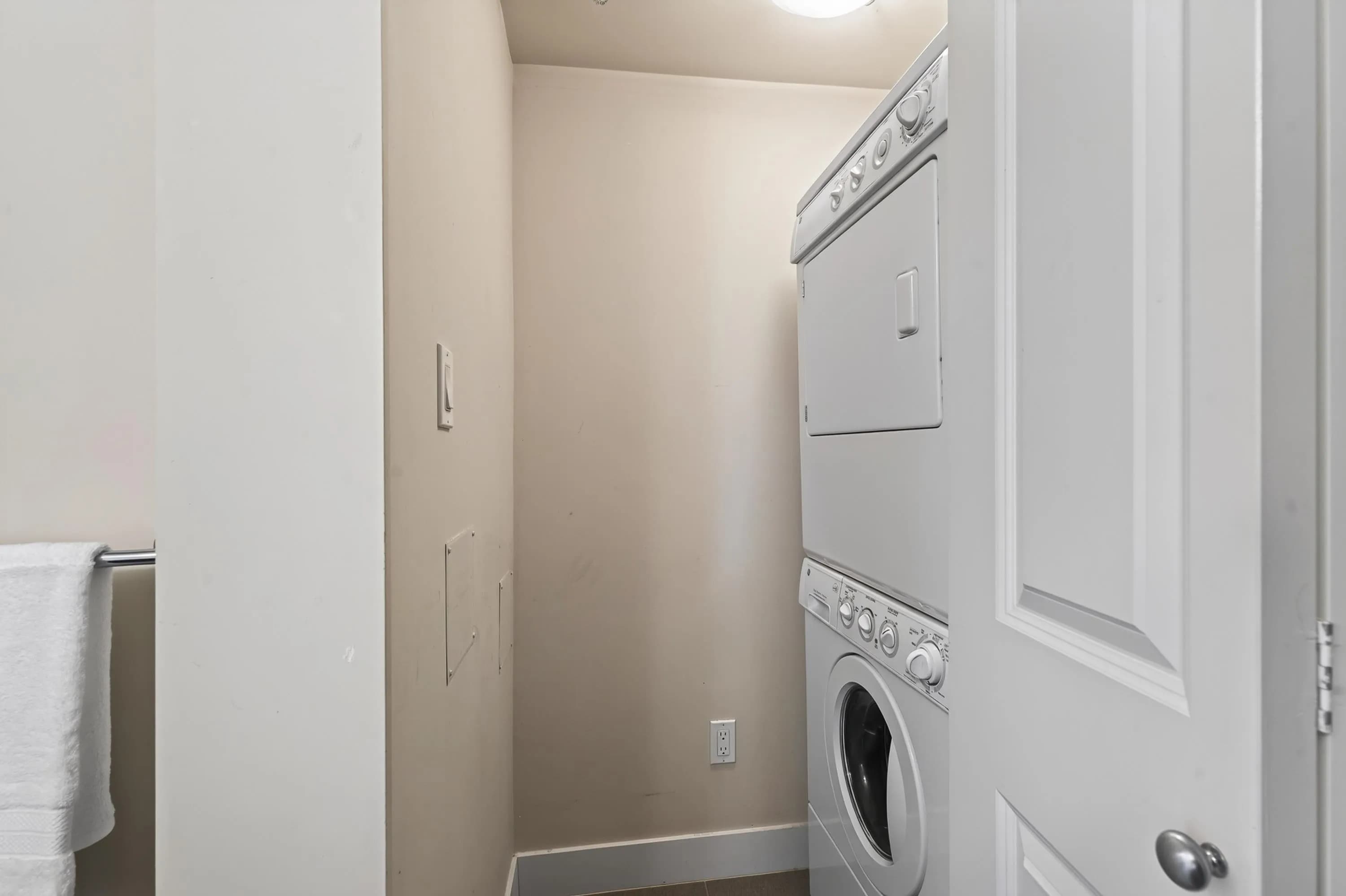 221 15745 Croydon Drive, Surrey, BC V3Z 2L5 — image 21