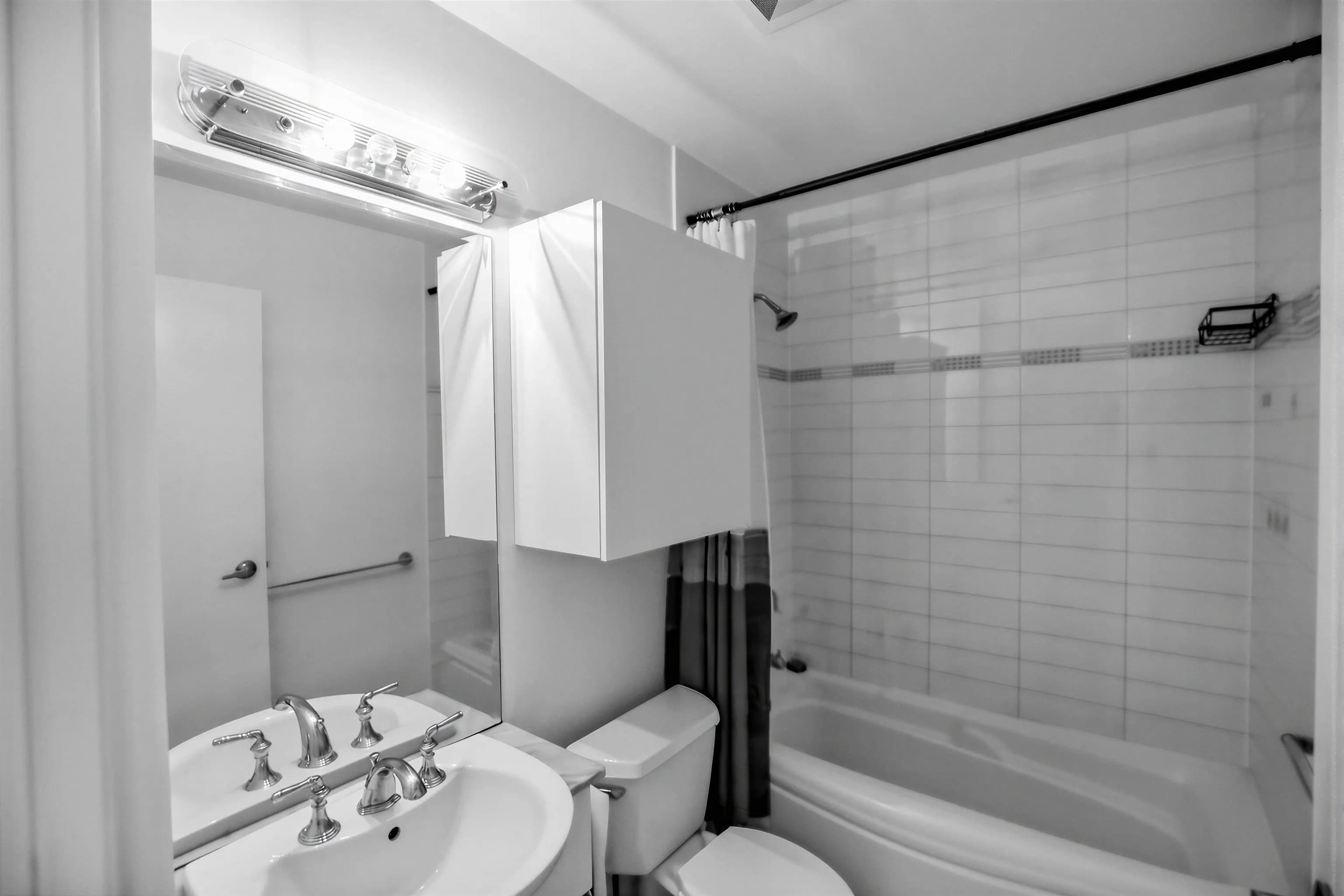 806 168 E Esplanade Avenue, North Vancouver, BC V7L 4X8 — image 12