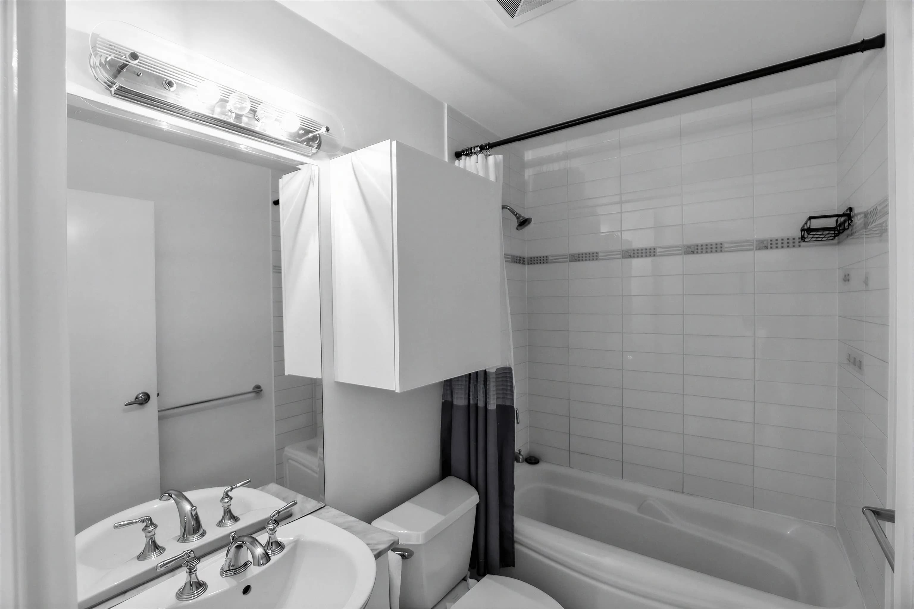 806 168 E Esplanade Avenue, North Vancouver, BC V7L 4X8 — image 13