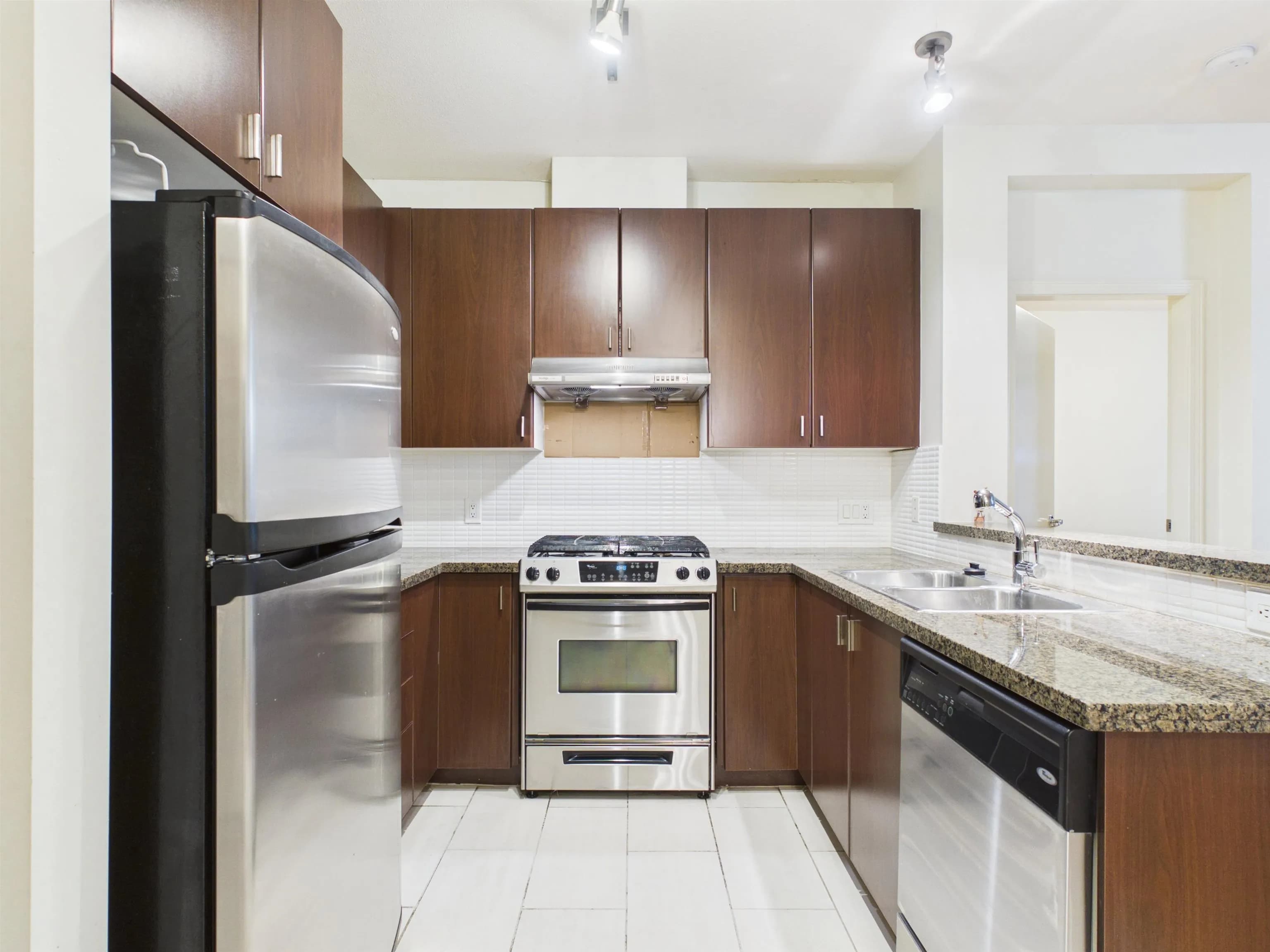 106 6888 Southpoint Drive, Burnaby, BC V3N 5E3 — image 3
