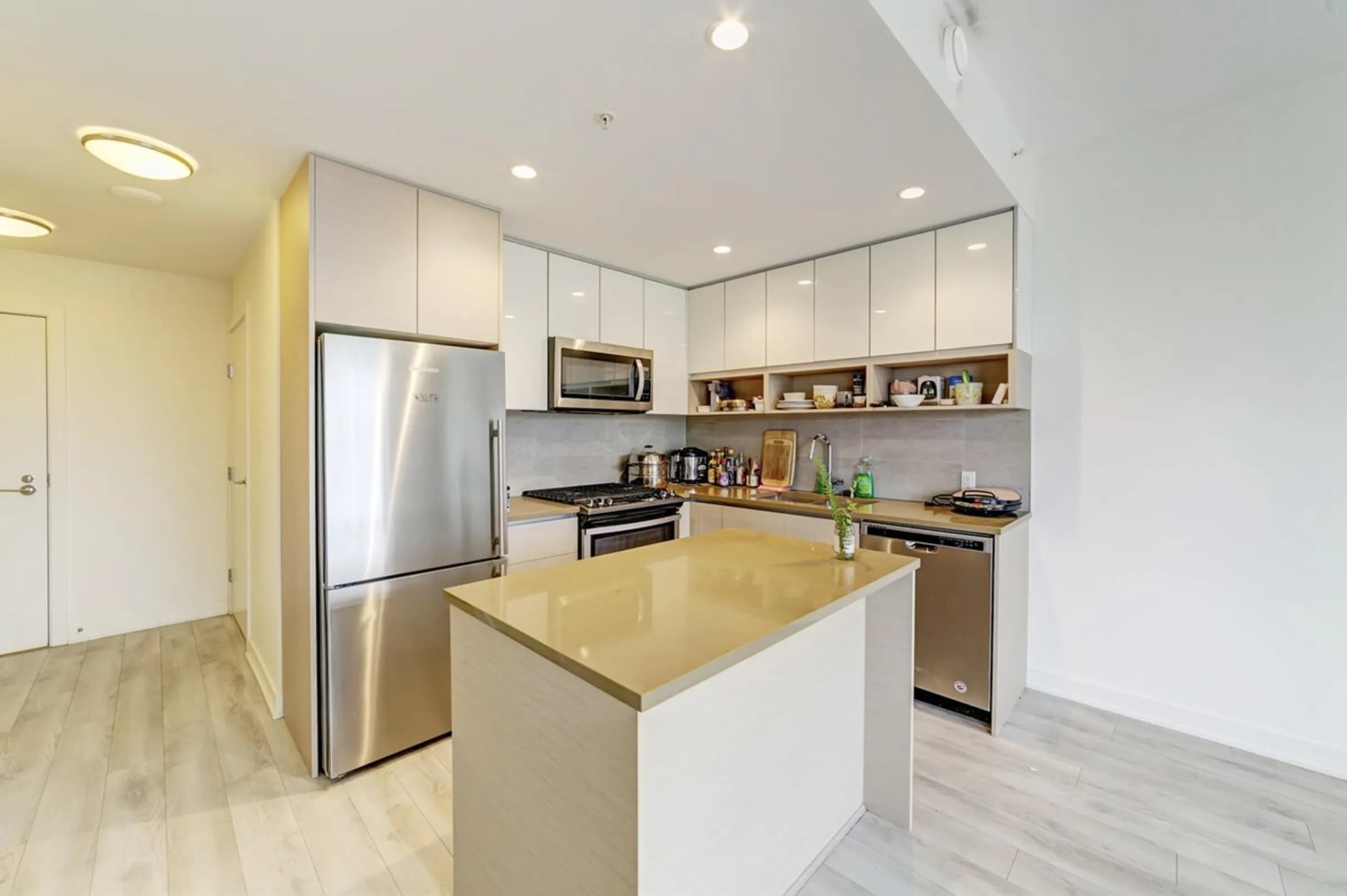513 8850 University Crescent, Burnaby, BC V5A 0C8 — image 2