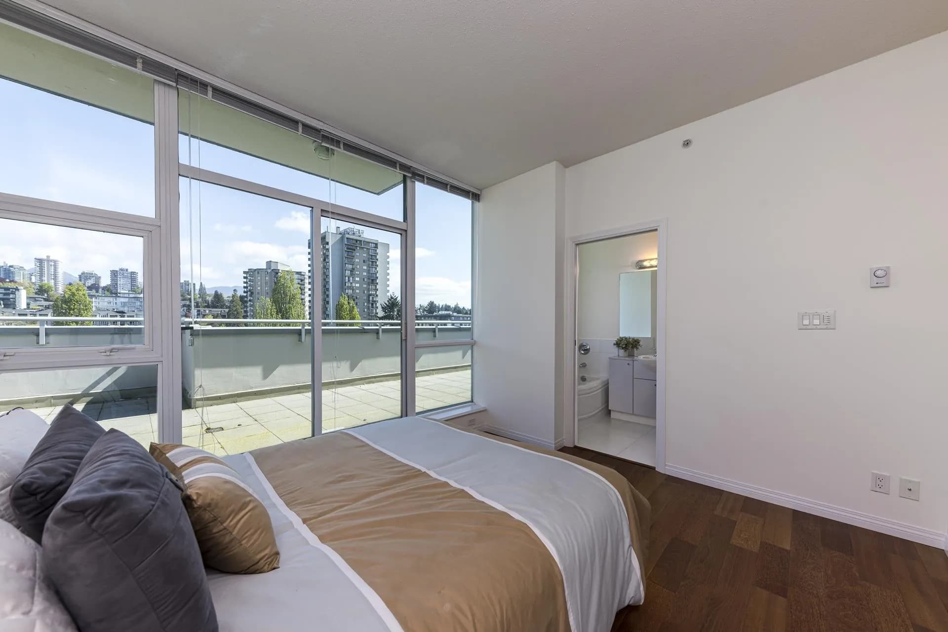Ph1 168 E Esplanade, North Vancouver, BC V7L 4X8 — image 20