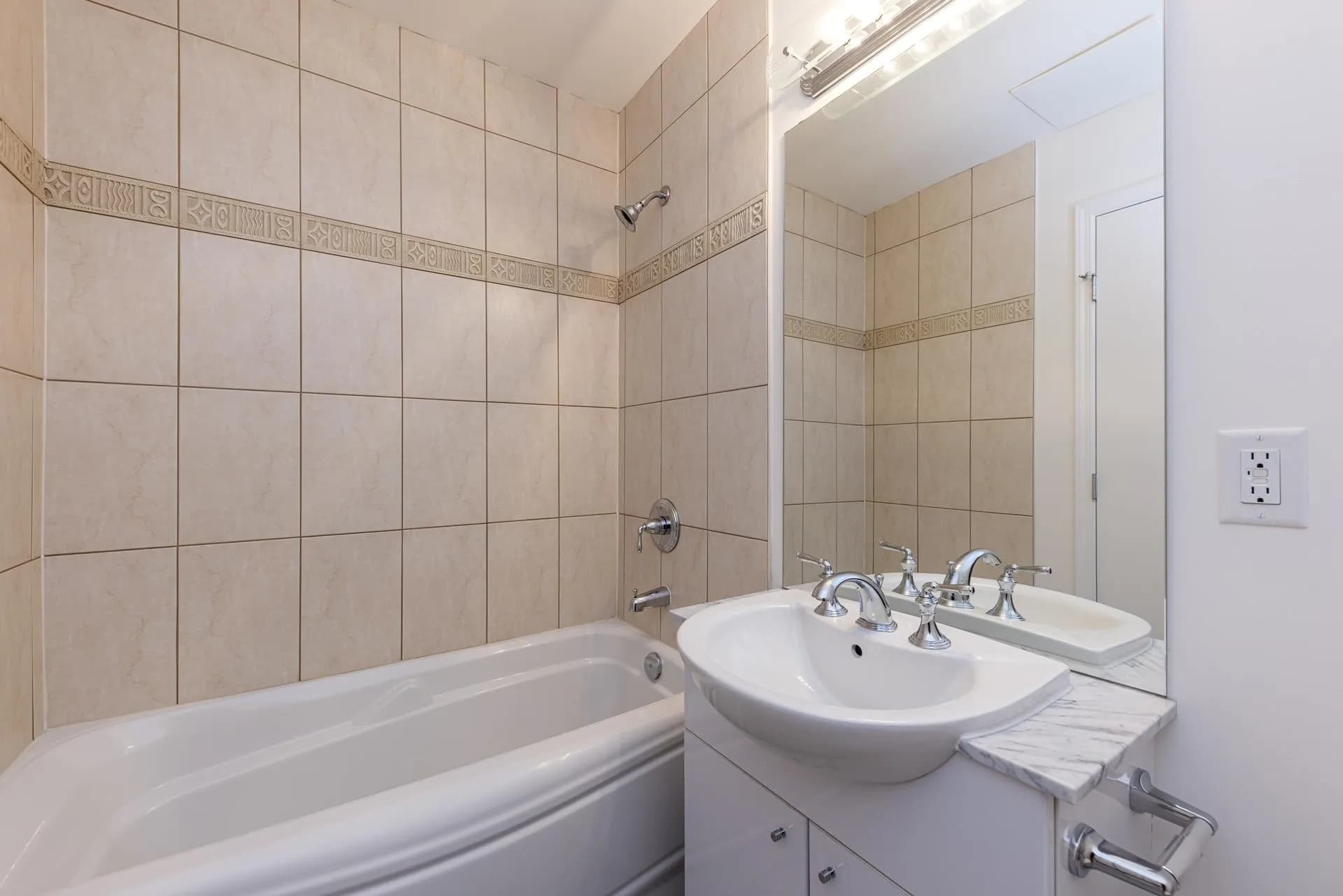 Ph1 168 E Esplanade, North Vancouver, BC V7L 4X8 — image 25