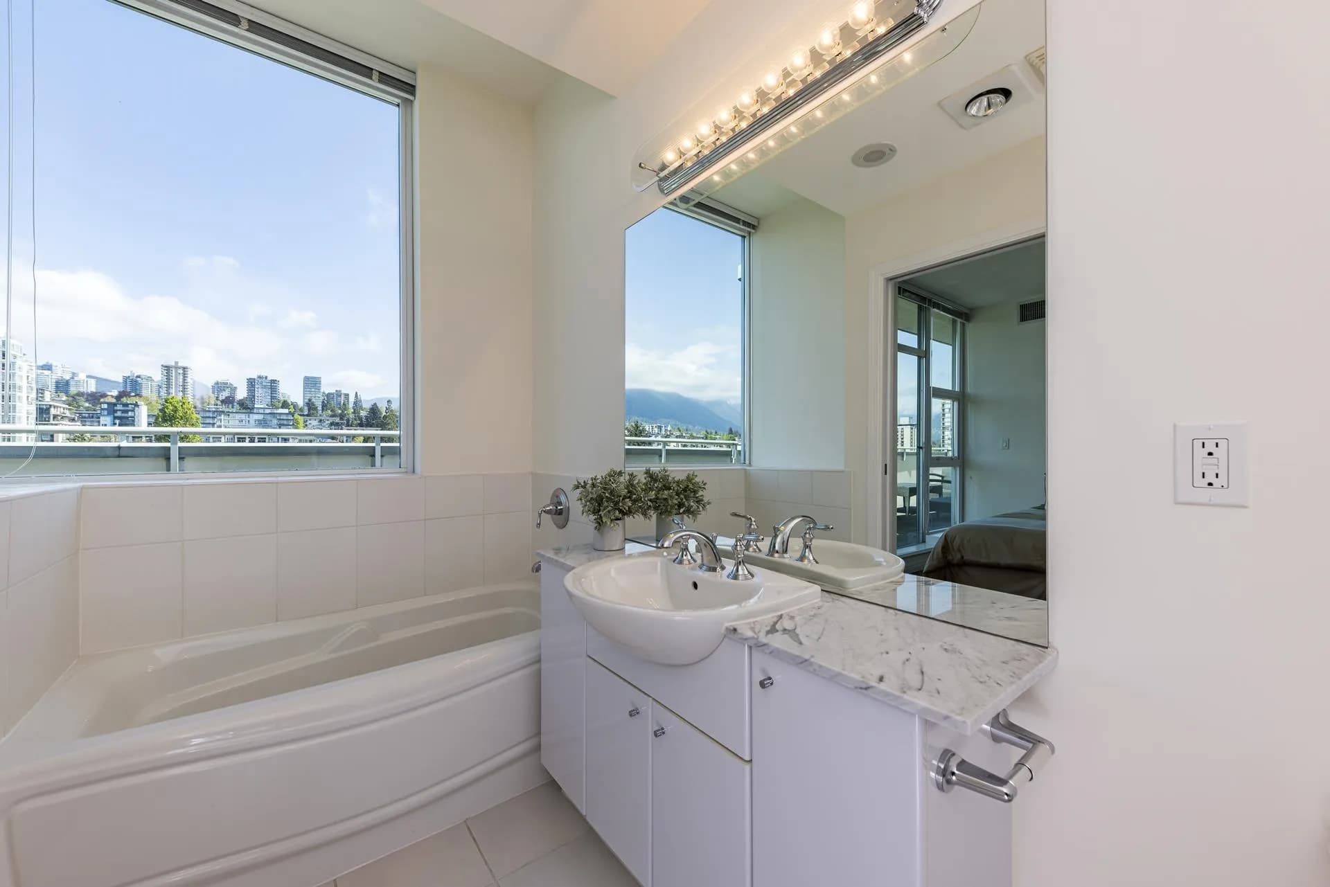Ph1 168 E Esplanade, North Vancouver, BC V7L 4X8 — image 21