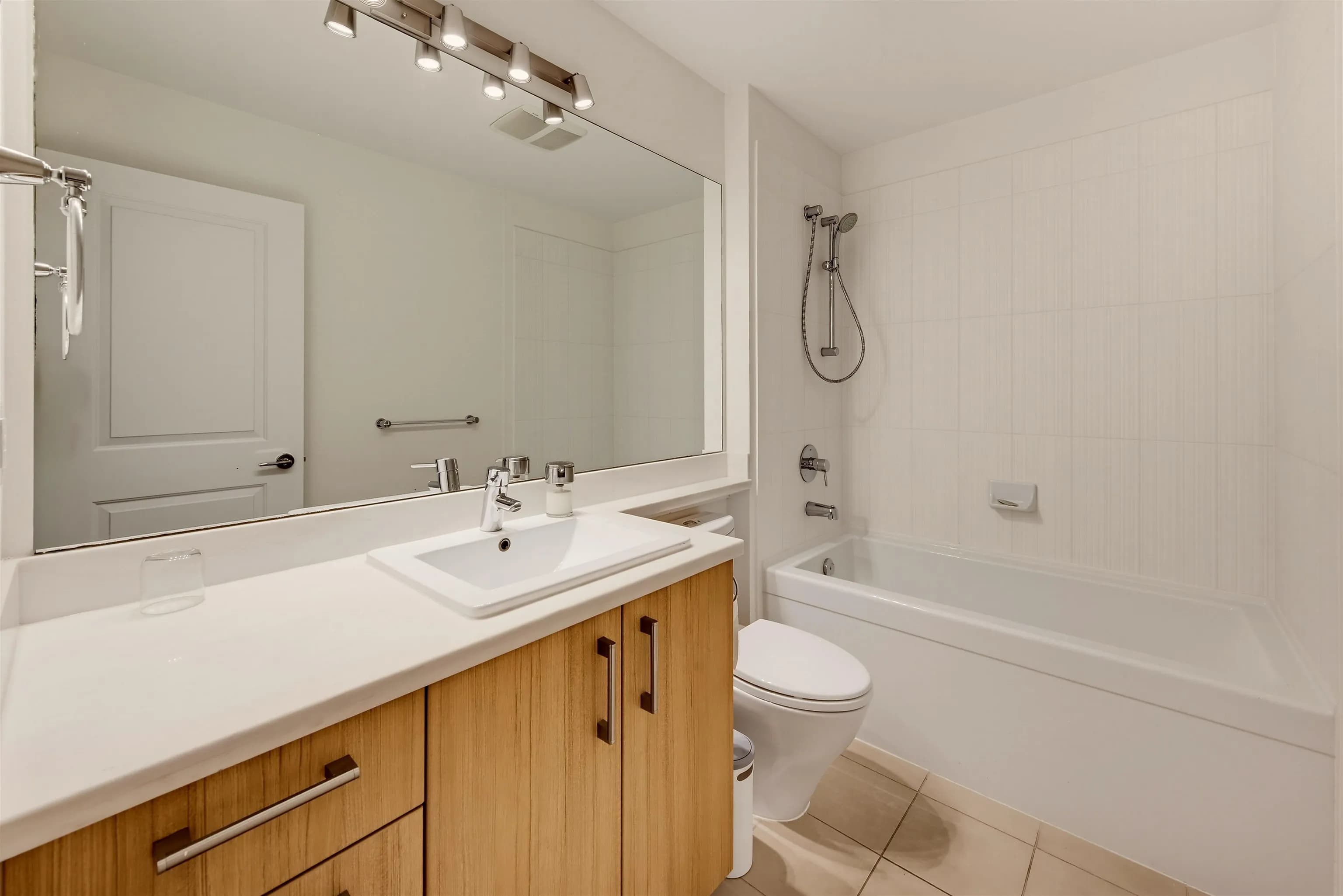 411 119 W 22nd Street, North Vancouver, BC V7M 0B4 — image 32