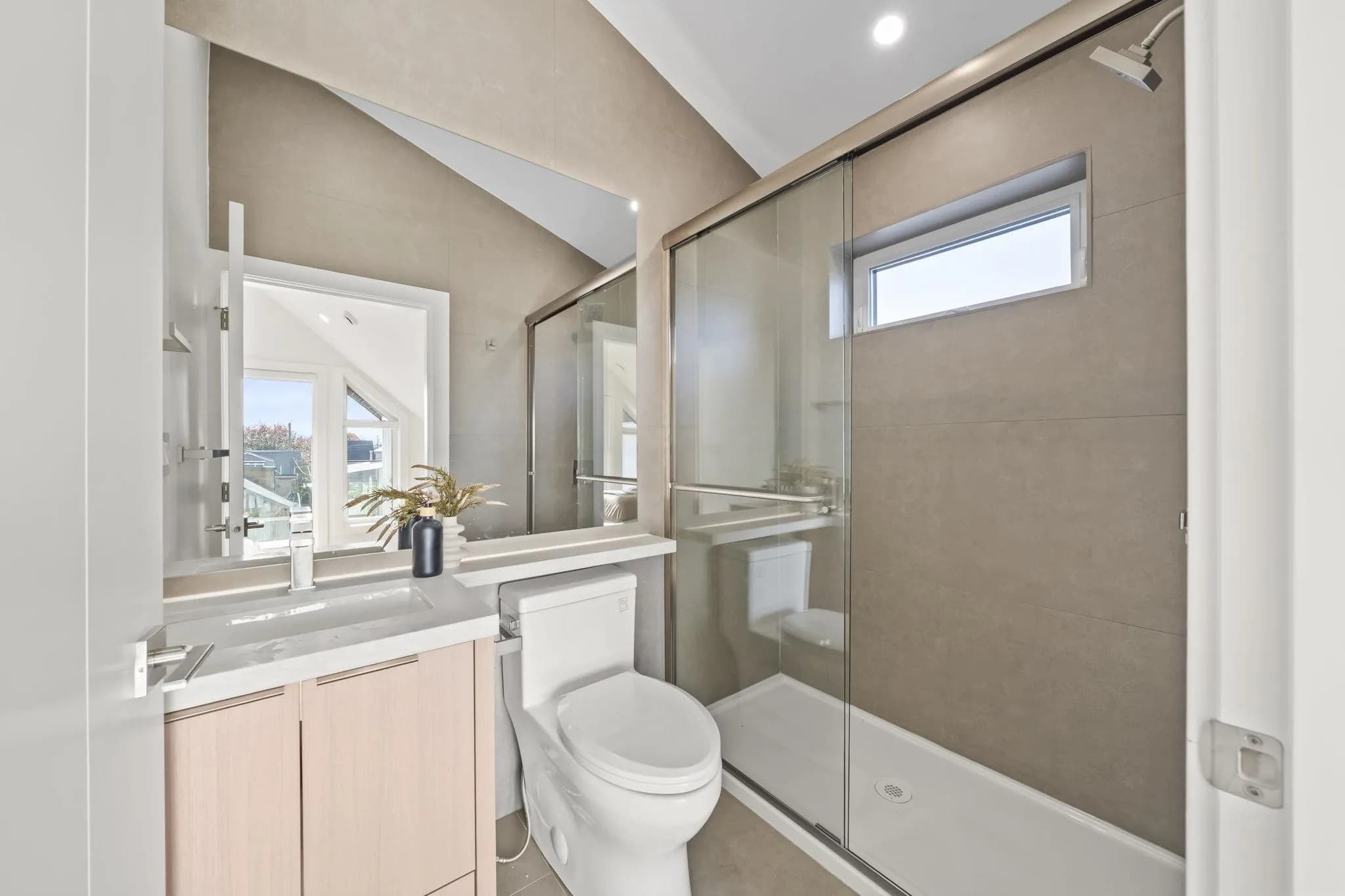 1 3623 Triumph Street, Vancouver, BC V5K 1V4 — image 32