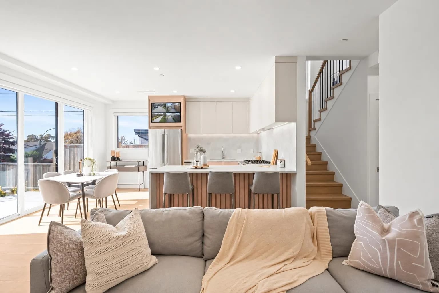 1 3623 Triumph Street, Vancouver, BC V5K 1V4 — image 2